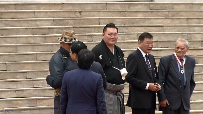 スフバートル広場には両陛下を歓迎し大相撲の元横綱　白鵬・日馬富士・朝青龍が姿を見せた