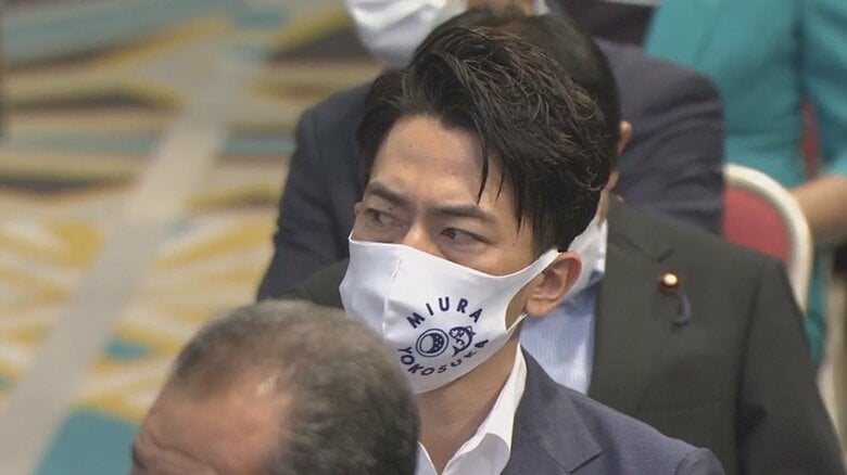 厳しい表情で決戦投票の結果を待つ小泉氏