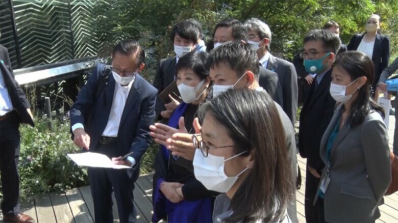 マスク姿で視察をする小池知事と東京都の職員（16日 ニューヨーク）