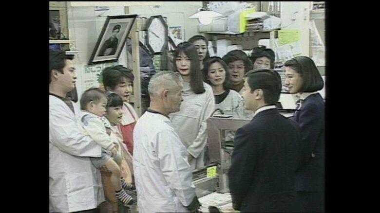 商店街の人々と交流される皇太子ご夫妻