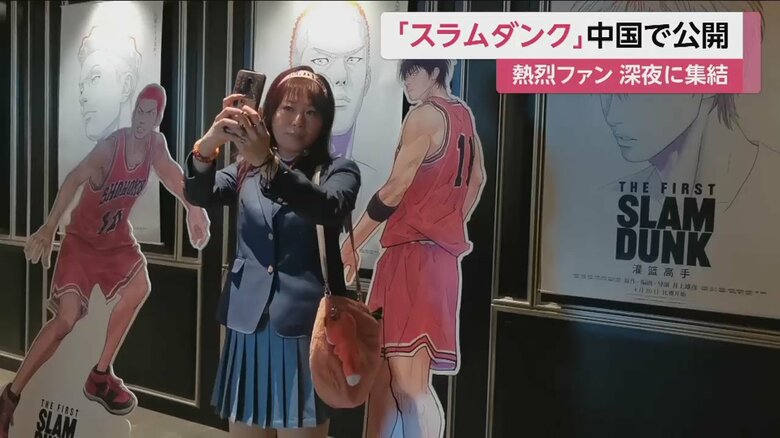 上演前、記念撮影をするファンたち（20日午前0時ごろ）