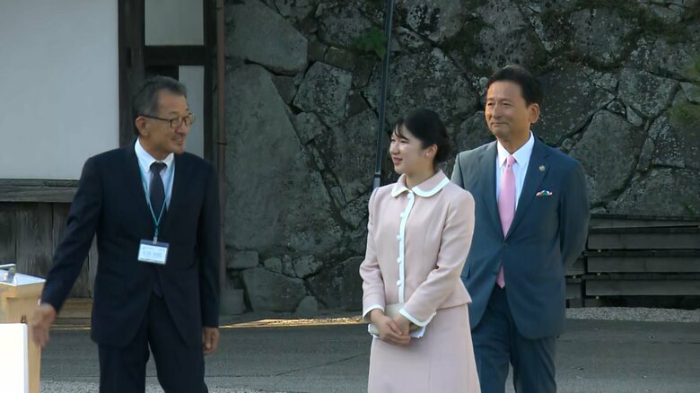 佐賀城を視察される愛子さま　10月11日