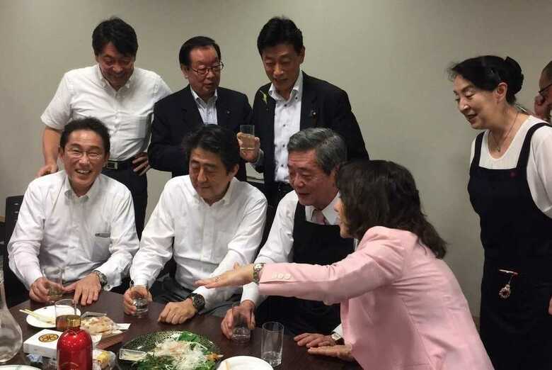 
写真をツイッターで公表した西村官房副長官は、謝罪に追われることに
