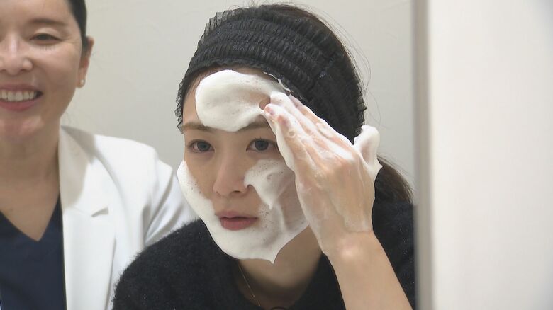 泡を優しく顔全体にのせる