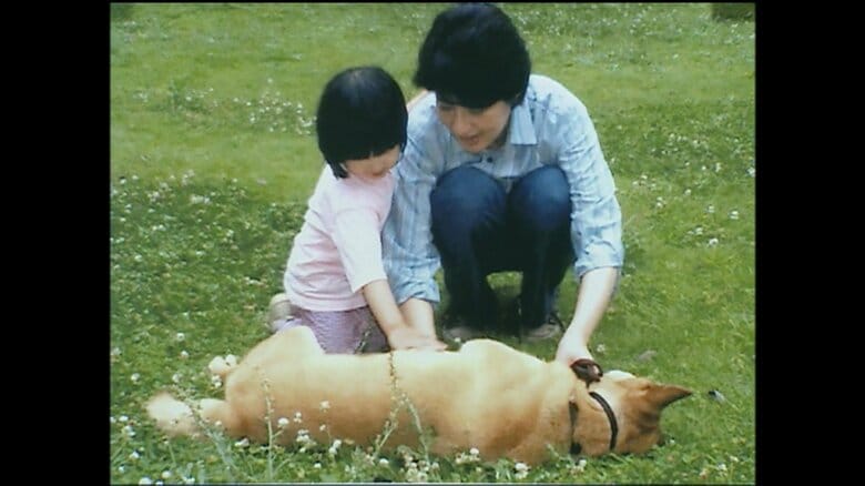 愛犬ピッピと遊ぶ愛子さま（提供：宮内庁）
