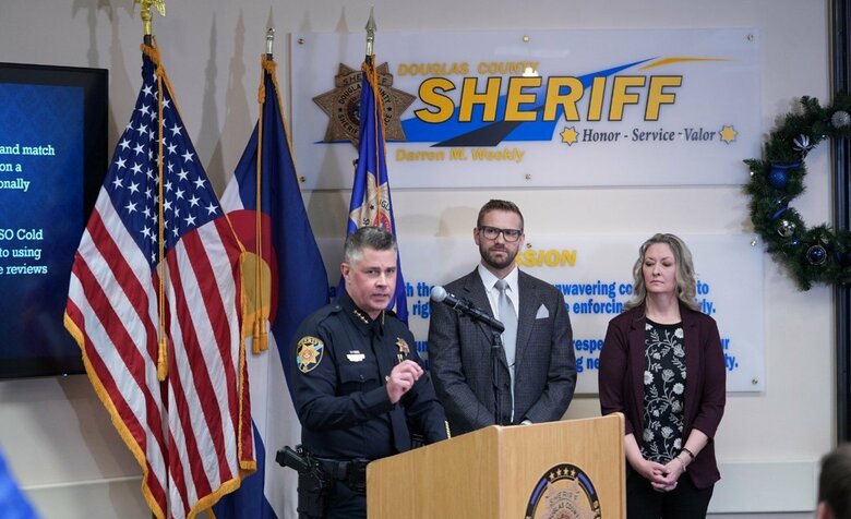 犯人特定を発表したダグラス群保安官や法医学者　保安官事務所FBより