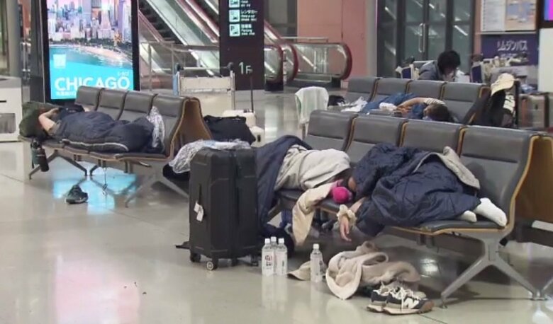 約650人が空港内で寝泊まりした