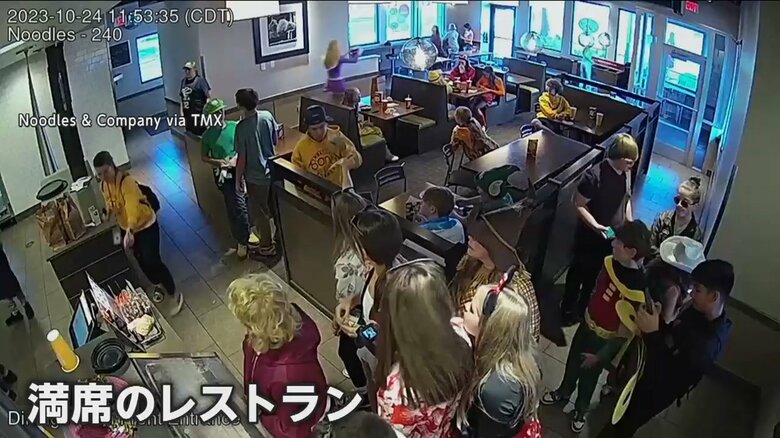 昼どき、満席状態のレストラン
