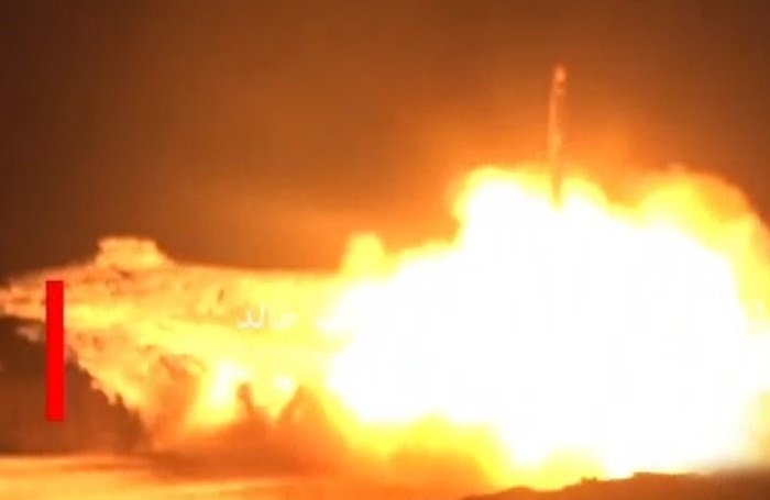 フーシ派が発射したブルカン3型弾道ミサイルの原型と見られるブルカンH-2型弾道ミサイルの発射（2018年）