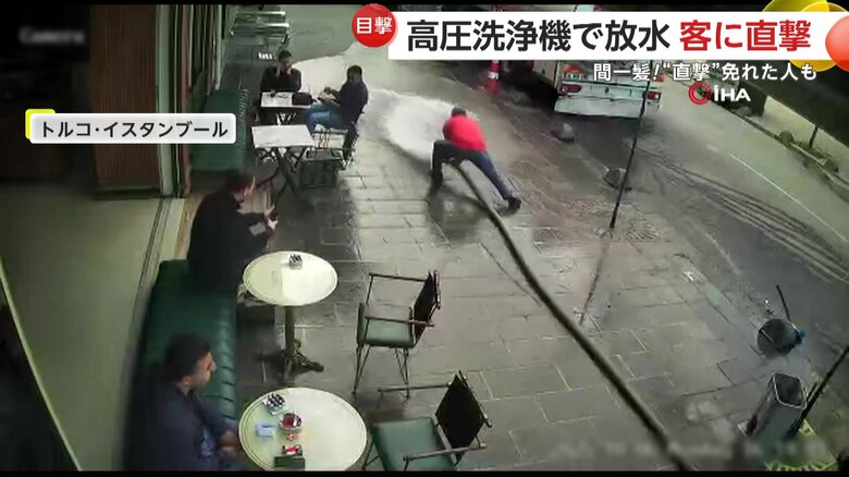 かなりの勢いで放水する店主