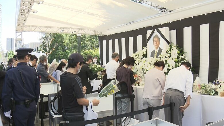 一般向けの献花台は、日本武道館近くの九段坂公園に設置されている（午前9時半すぎ 東京･千代田区）