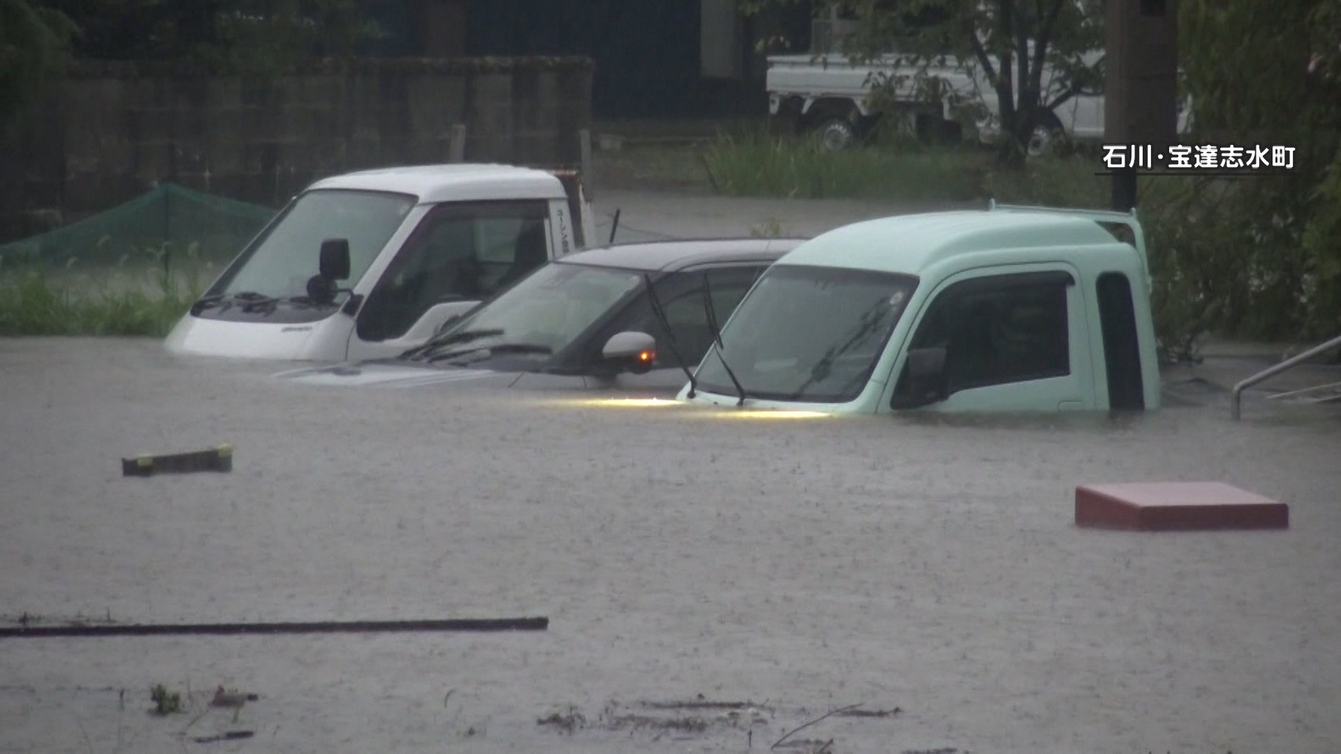 石川・富山で一時「大雨特別警報」 住宅街で大規模浸水や道路が冠水