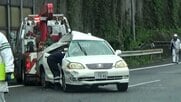 東名高速道路で3台絡む事故　追い越し車線の車がトレーラーに衝突　けが人なし