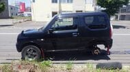 軽自動車の左後ろのタイヤが外れ駐車中の無人の車に激突…事故による負傷者はなし＿４月にタイヤ交換後に緩んでいたか…警察が定期点検呼び掛ける〈北海道室蘭市〉