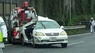 東名高速道路で3台絡む事故　追い越し車線の車がトレーラーに衝突　けが人なし