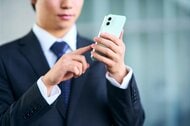 日本人に多い「人差し指」でスマホ操作は世界の少数派！？主流は「親指」…担当者に仮説を聞いてみた