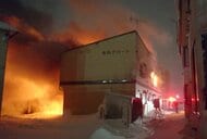 窓から噴き出す炎…「アパートの2階が燃えています」未明の共同住宅で火事―火元とみられる2階一室から60代男性が病院搬送〈北海道苫小牧市〉