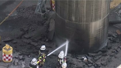 大阪・梅田の新御堂筋で「長さ約30メートル・直径約5メートルの鉄パイプ」が地中から一時10メートル超せり上がる　一部通行止め続く　消防が“パイプに注水して沈める”作業続く　大阪・梅田と新大阪駅や北大阪結ぶ大動脈