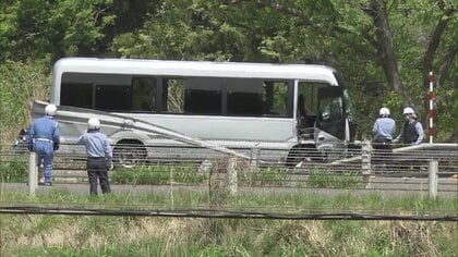 反対車線に投げ出された人も…連休最終日の磐越道で事故　17歳の高校生が死亡　26人がケガ