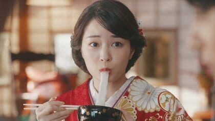 広瀬すず 艶やかな晴れ着姿で“敏腕カメラマン”に！吉沢亮＆ウルフ・アロンの寝技ショットにご満悦