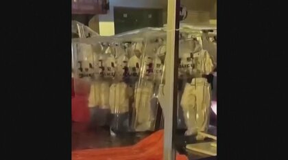 警察に“大根”投げつけ抵抗…ゼロコロナ抗議デモ「取り締まり強化」で広がる警戒感　“海外との繋がり”で罰せられる可能性も