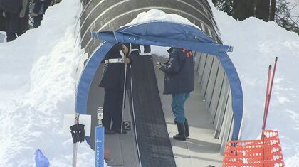 10歳男の子の首が絞まる　スキー場の「動く歩道」で事故　一時、意識不明に　降り口で転倒、ウェアのフード巻き込まれる　 スタッフの迅速な対応「心肺蘇生」で回復　ドクターヘリで搬送