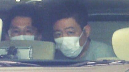 ランボルギーニ“ひき逃げ”中国人送検もカメラに顔背け…雪の中で法定速度超え走行か　パトカーに突っ込み重傷負わせるも逃走