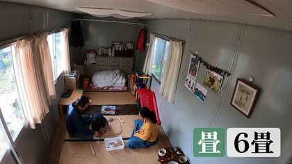 集落にポツンとプレハブ小屋 あえて不便な生活送る