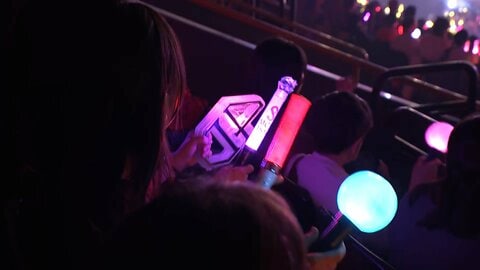 「ももクロ」コンサートに事件・事故の遺族ら招待　参加した遺族「本当に元気もらえた」ペンライト振り楽しむ姿も　警視庁