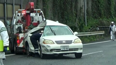 東名高速道路で3台絡む事故　追い越し車線の車がトレーラーに衝突　けが人なし