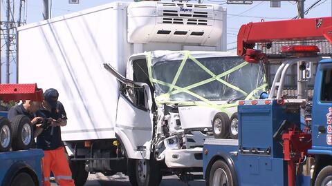 「壁とオイルタンクがぐちゃぐちゃに…」栃木・足利市でトラックが自動車整備工場に突っ込む　運転手は意識不明の重体