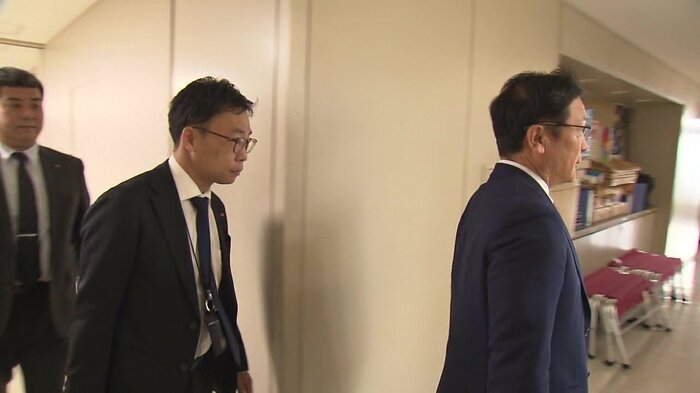 佐賀県庁を訪れたJR九州の佐賀鉄道事業部の阿部俊浩部長など3人（12月11日）