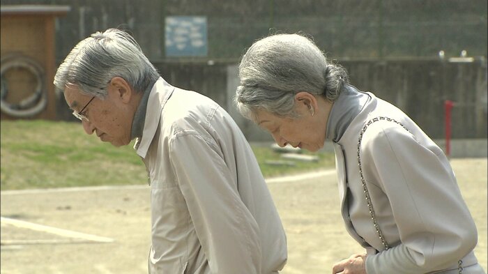 平成23（2011）年4月　津波が発生した海に向かい黙礼される両陛下（宮城・南三陸町）