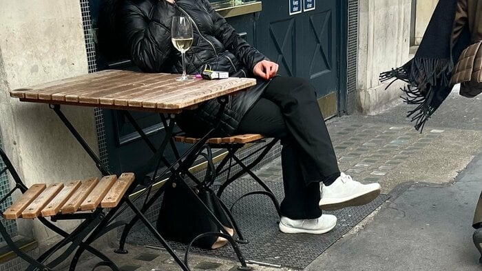 テラス席でたばこを吸う人