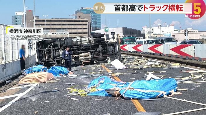 横浜市神奈川区の首都高速横羽線上りでトラックが横転した