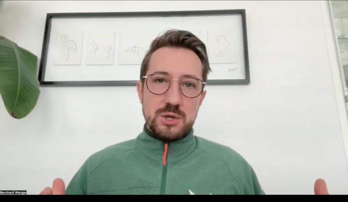 ウェンガー監督にオンラインで話を聞いた。
