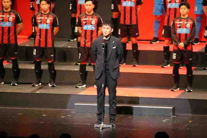 サポーターに挨拶をする川井健太新監督