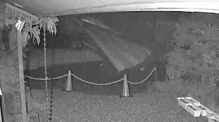 車庫に直撃する岩　防犯カメラ映像（提供：住民）