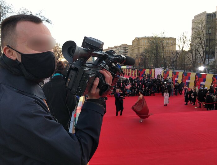 モスクワ国際映画祭を取材する支局スタッフ。どんな取材でもマスクを身につける(4月)