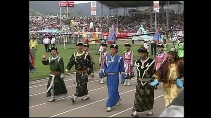 民族衣装での入場行進