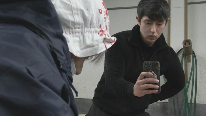 孫のパーヴィルさんが動画撮影