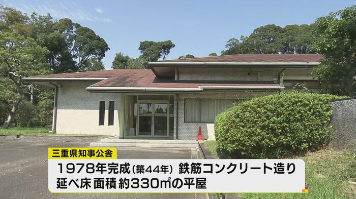 赤い屋根は黒ずんでいる