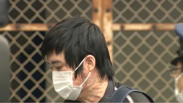 2020年11月送検される被告 やけどの治療後に逮捕された