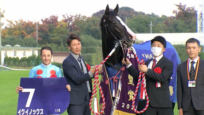 2022年 天皇賞(秋)を制したルメール騎手とイクイノックス
