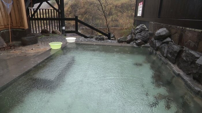 「温泉文化を守りたい」という強い思いで営業を続ける阿部旅館の露天風呂