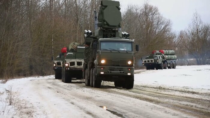 パーンツィリ-S2近距離防空システム(前)とS-400地対空システム車列(後ろ)