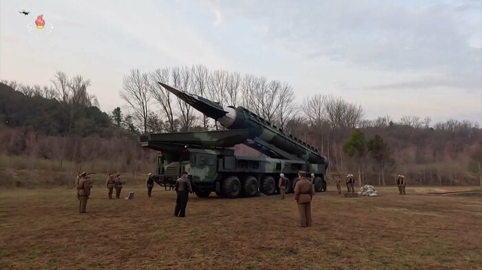 新型の14輪移動式発射機の上で屹立途上の火星16ナ(火星16B)極超音速ミサイル。