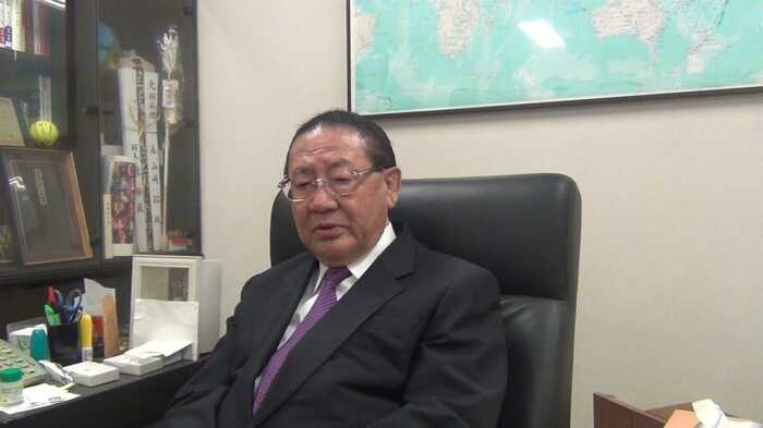 記者のインタビューに応じる山崎拓氏