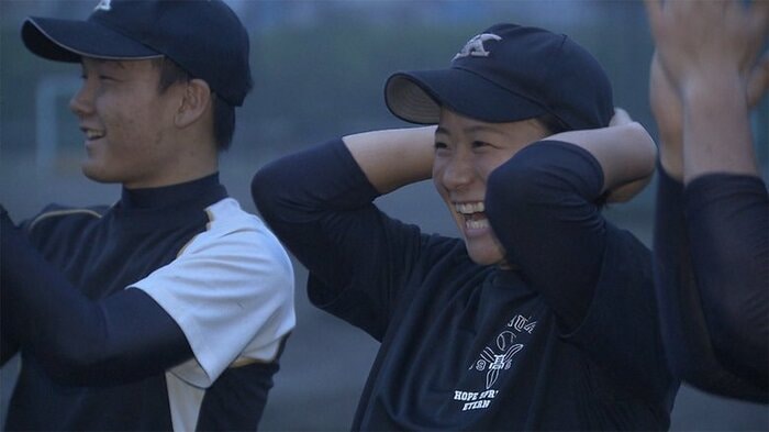 始球式の知らせを受け笑顔を見せる木村百伽さん