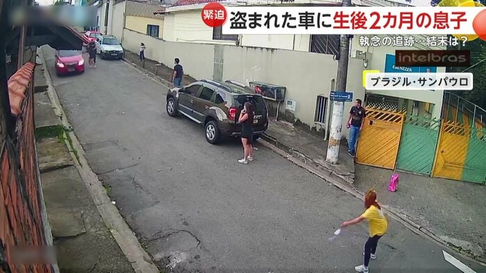 女性が制止しても停止しなかった車（左）